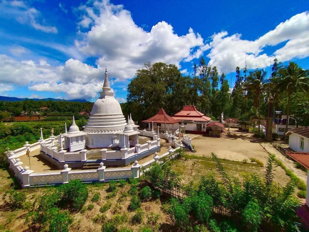 Divurumwela Raja Maha Viharaya is a historic Buddhist temple located in the town of Divurumwela
